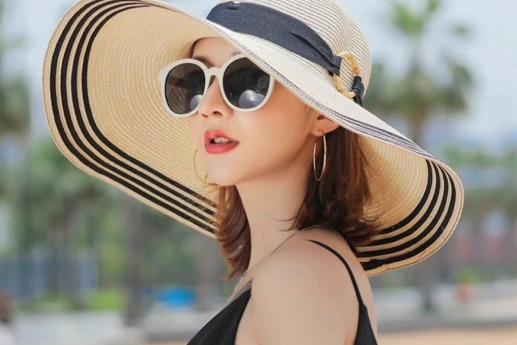 Mũ rộng vành là phụ kiện cần thiết khi đi biển để che nắng