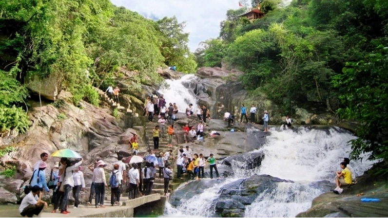 Năm bậc thác tại khu du lịch sinh thái Suối Mỡ