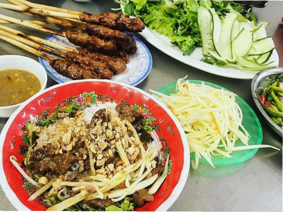 Nem lụi - món ăn hấp dẫn tại Đà Nẵng