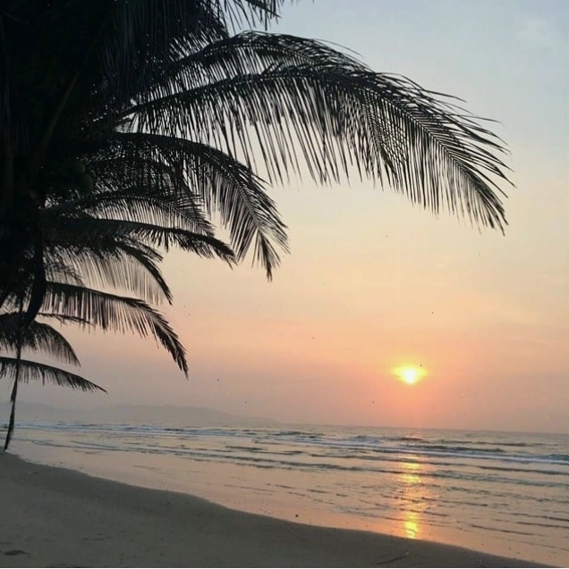 Ngắm hoàng hôn tại biển Long cung gần resort
