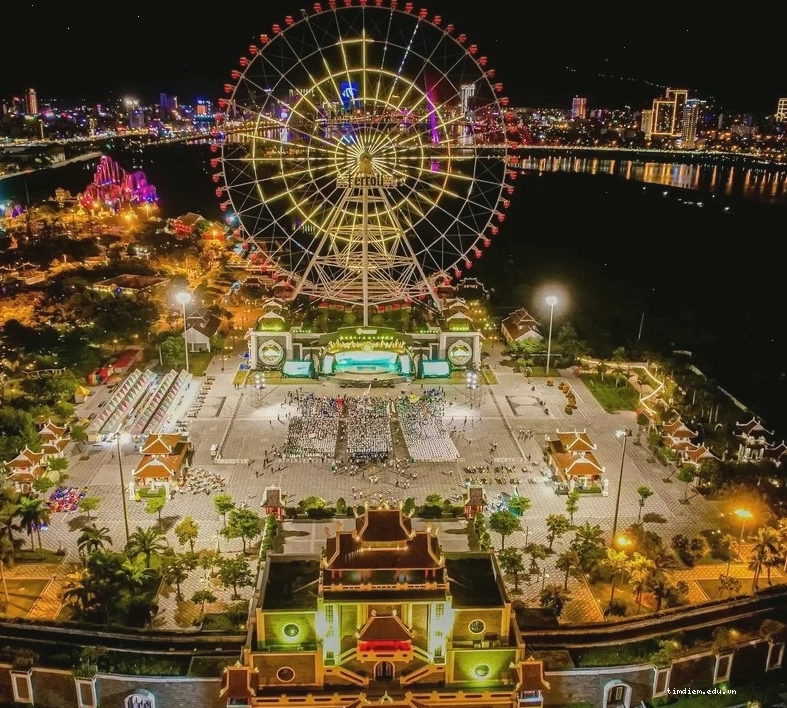 Ngắm nhìn Đà Nẵng về đêm từ vòng quay Sun Wheel tại Công viên Châu Á