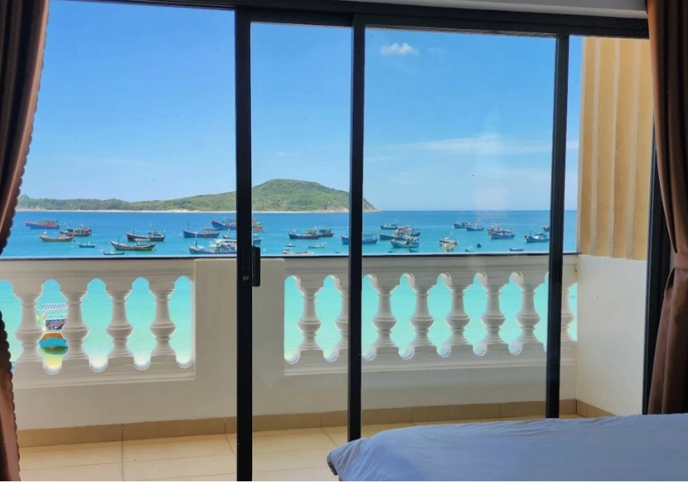 Ngắm nhìn khung cảnh sinh hoạt trên biển của ngư dân làng chài qua khung cửa