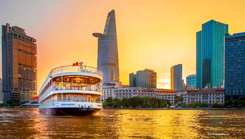 Ngắm nhìn thành phố lung linh về đêm từ Công viên Bến Bạch Đằng