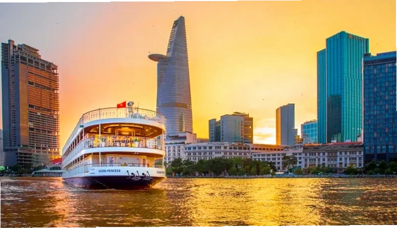 Ngắm nhìn thành phố về hoàng hôn từ công viên Bến Bạch Đằng