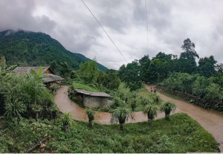 Ngắm nhìn thung lũng đẹp như tranh vẽ từ Sin Suối Hồ