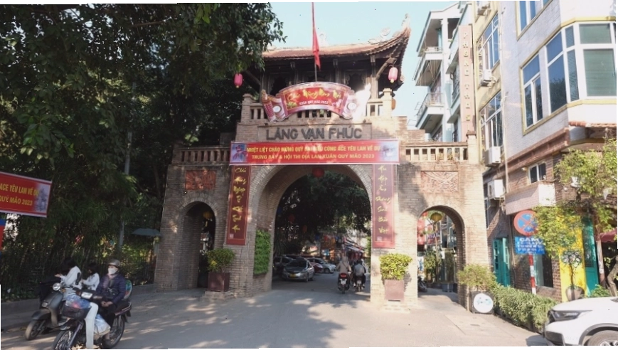 Nghệ nhân đang dệt lụa tại làng Vạn Phúc