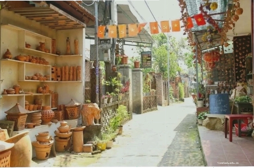 Nghệ nhân đang nhào nặn đất sét tại Làng Gốm Thanh Hà