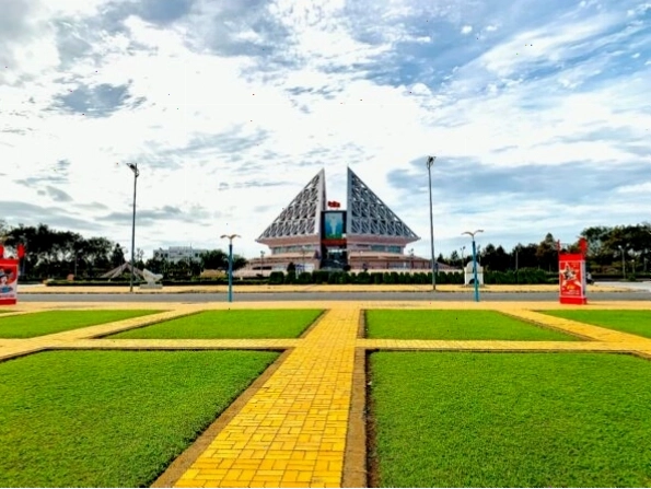 Nghệ nhân làm gốm tại làng gốm Bàu Trúc