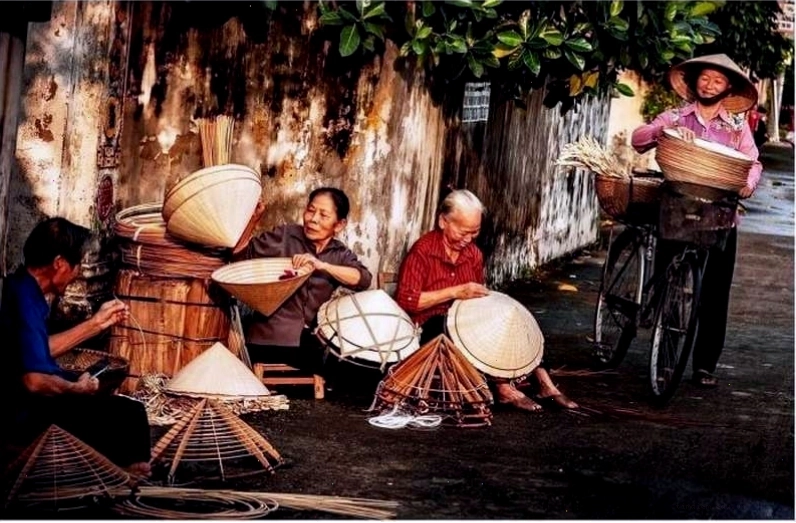 Nghệ nhân làm nón lá tại làng nón Phú Cam