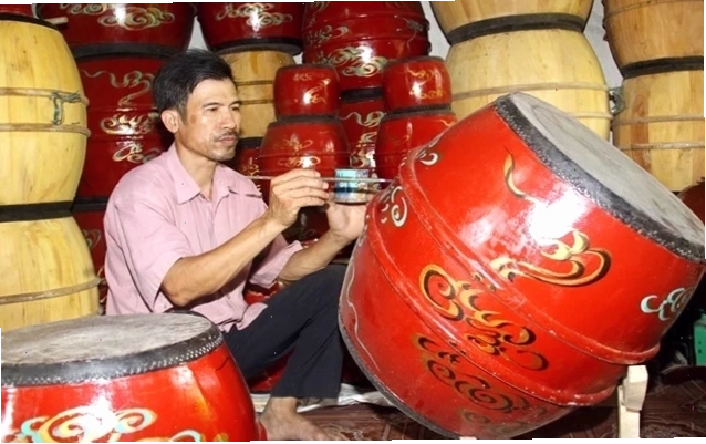 Nghệ nhân làm trống tại làng Đọi Sơn