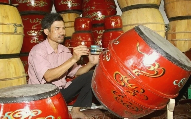 Nghệ nhân làm trống tại làng Đọi Sơn