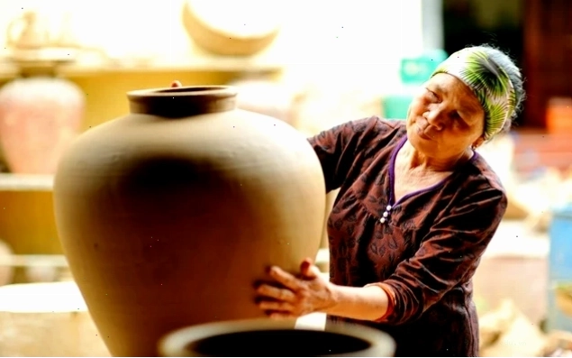 Nghệ nhân làng gốm Hương Canh đang tạo hình sản phẩm