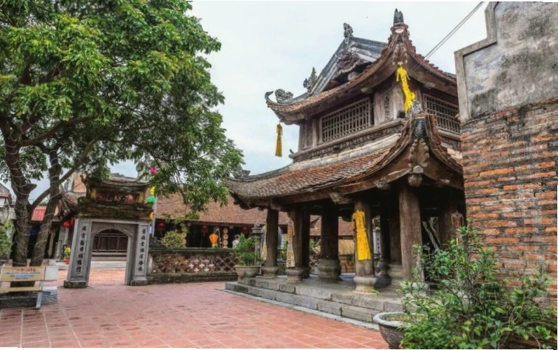 Nghệ sĩ chèo Nam Định biểu diễn trên sân khấu