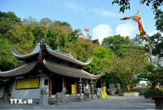 Ngôi chùa Non Nước cổ kính dưới chân núi