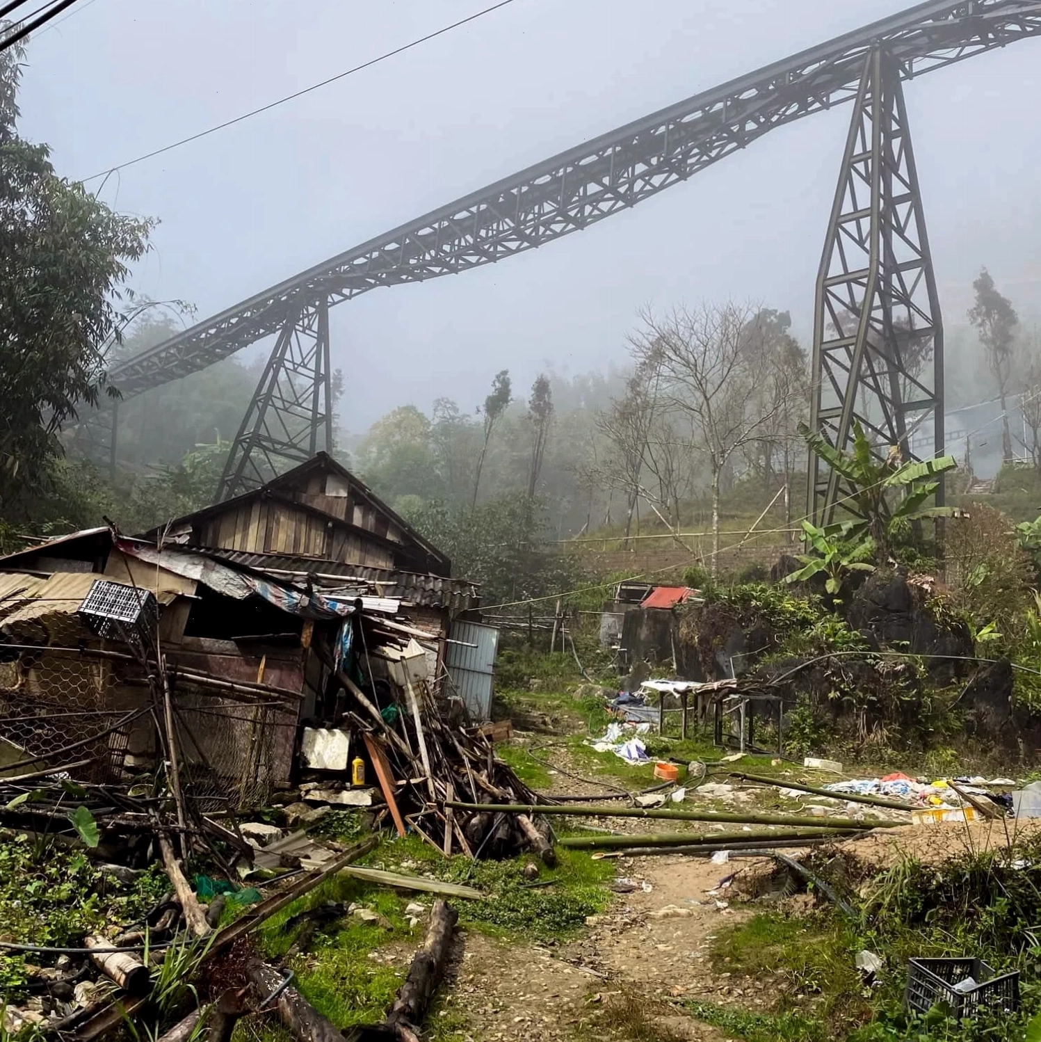 Ngôi nhà gỗ cổ kính trong sương mờ tại Làng Cát Cát