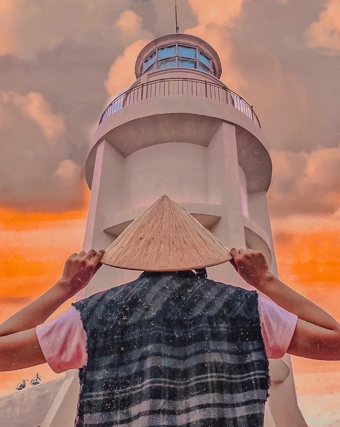 Ngọn hải đăng Núi Đèn Hà Tiên soi sáng màn đêm