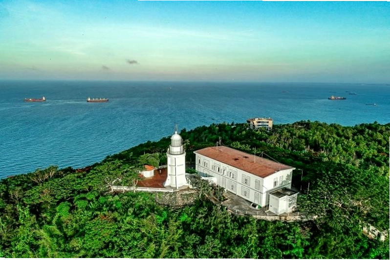 Ngọn hải đăng Vũng Tàu cổ kính nhìn ra biển