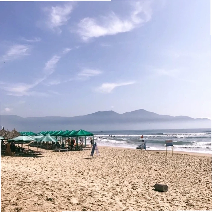 Ngư dân kéo lưới trên biển Mỹ An vào buổi sáng sớm