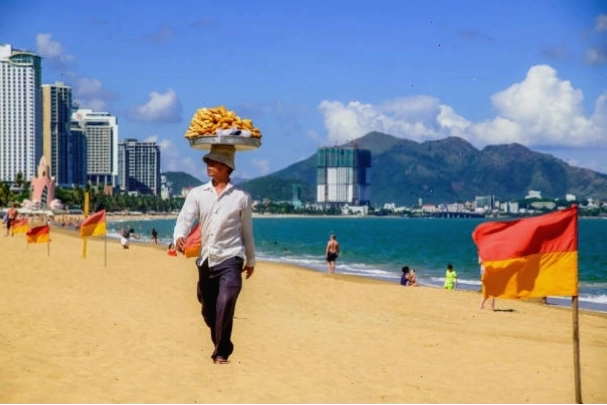 Người bán hàng rong trên bãi biển Nha Trang