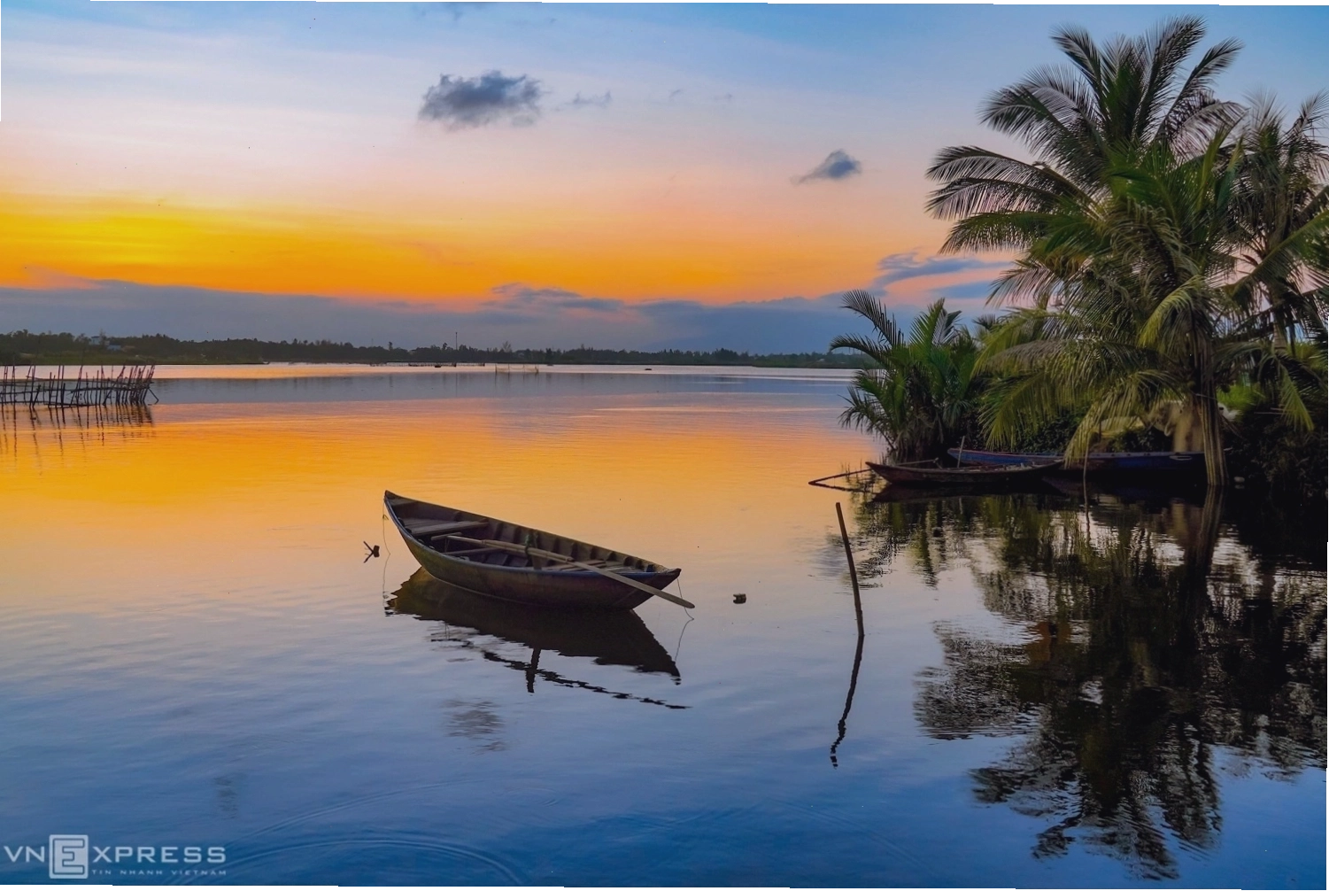 Người dân chăm sóc rau tại làng Trà Quế
