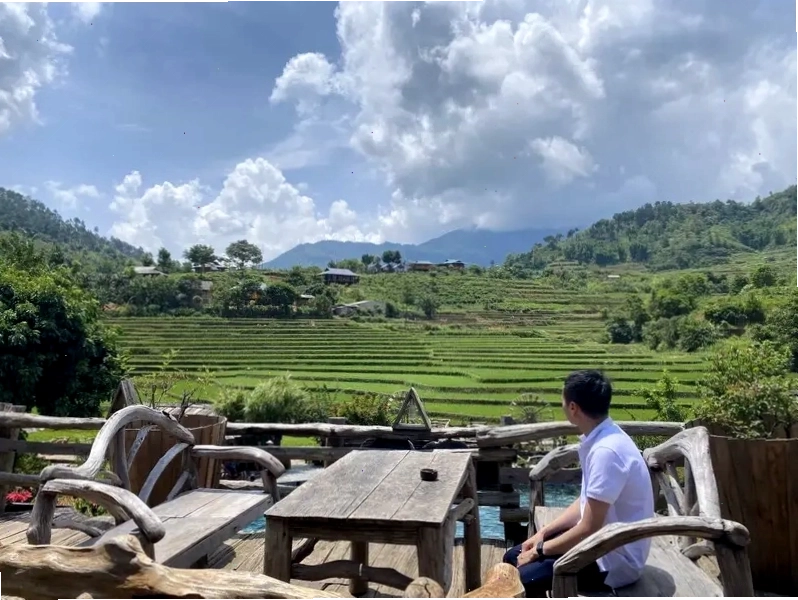 Người dân địa phương trên những thửa ruộng bậc thang