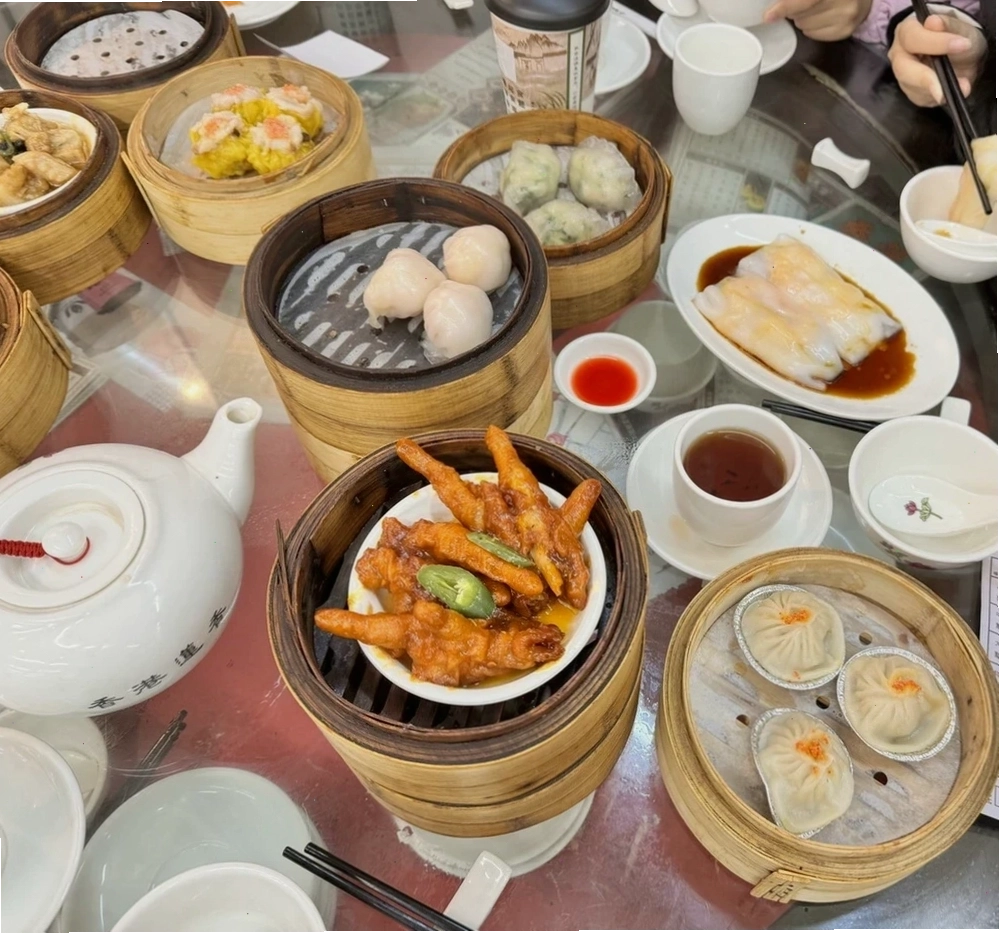 Người dân Hong Kong thưởng thức Yum Cha như một nét văn hóa