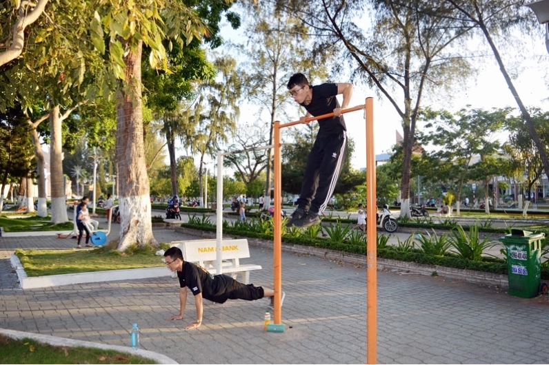 Người dân tập luyện thể dục tại Công viên Đồng Khởi Bến Tre