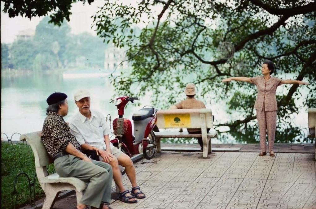 Người dân tập thể dục bên Hồ Gươm vào buổi sáng