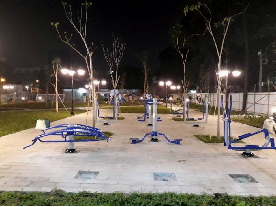 Người dân tập thể dục tại công viên Dương Đình Nghệ
