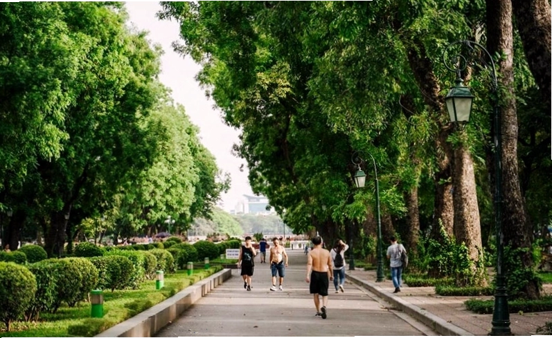 Người dân tập thể dục tại Công viên Thống Nhất, Hà Nội