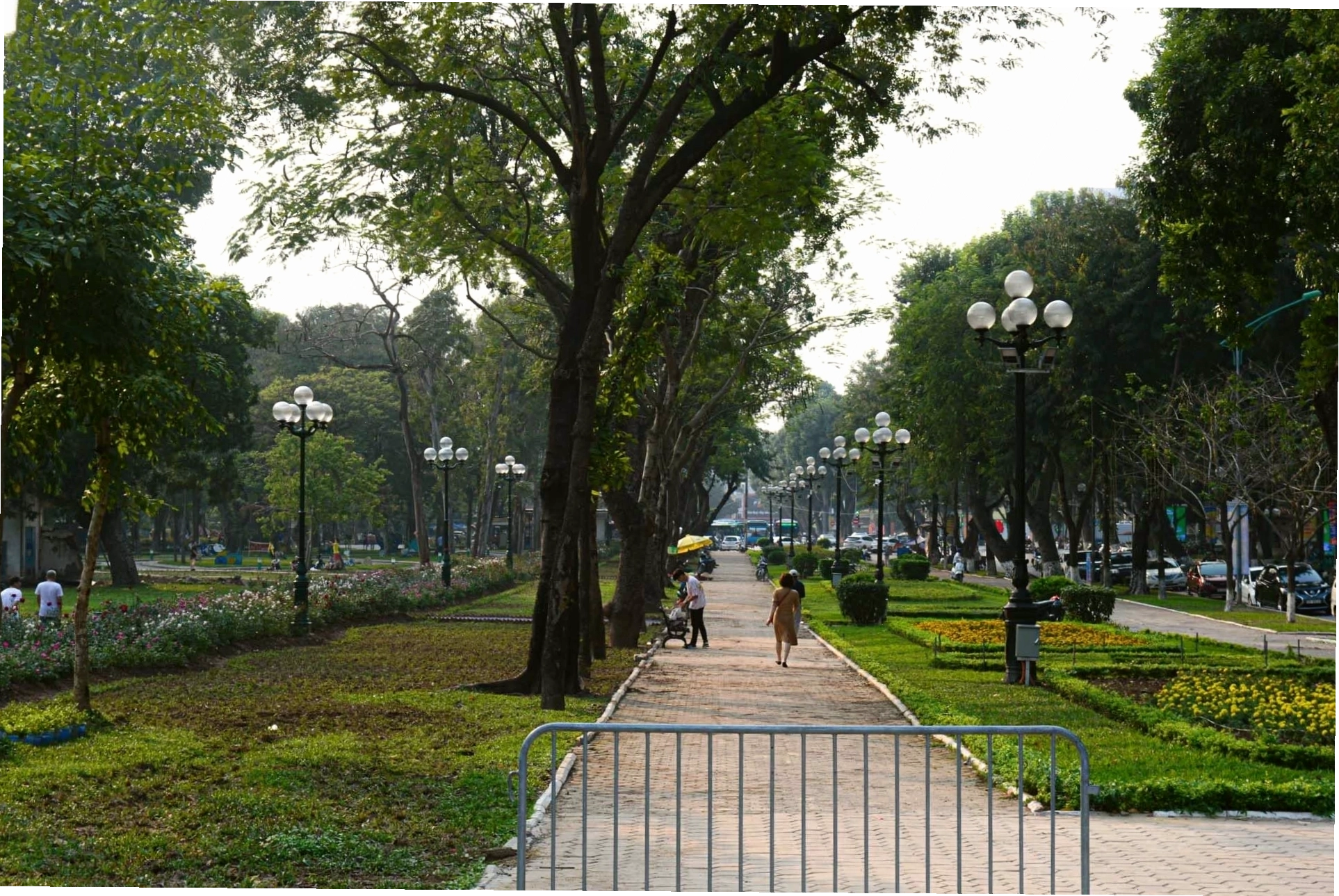 Người dân tập thể dục tại Công viên Thống Nhất