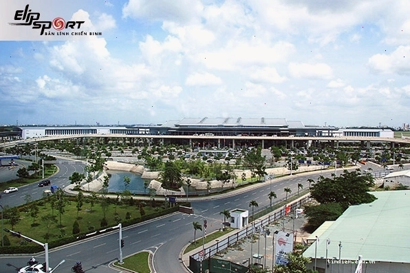 Người dân tập thể dục tại công viên Ủy ban Quận Tân Phú
