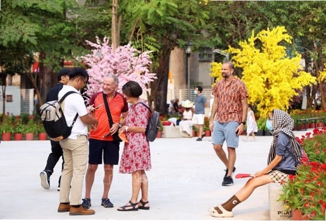 Người dân tập thể dục tại Công viên Võ Văn Tần
