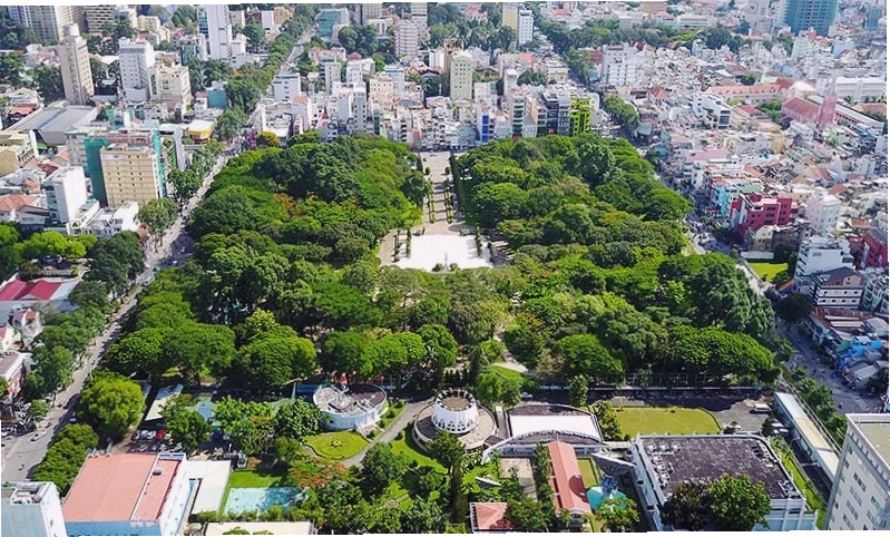 Người dân tập thể dục và đi dạo trong Công viên Tao Đàn