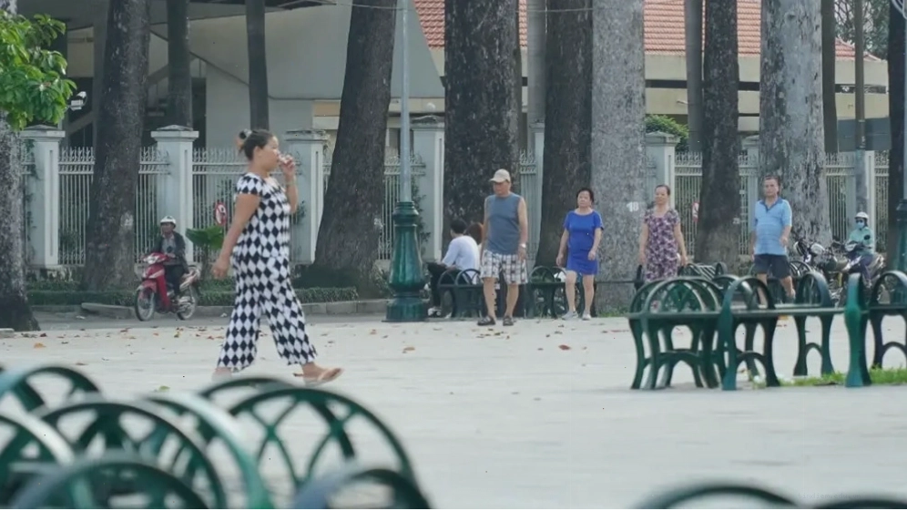 Người dân tập thể dục và thư giãn tại công viên Văn Lang