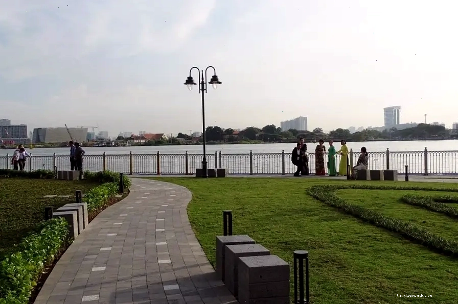 Người dân thư giãn, trò chuyện tại công viên bờ sông Bạch Đằng