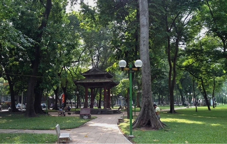 Người dân thư giãn và đi dạo trong Công viên Lê Nin