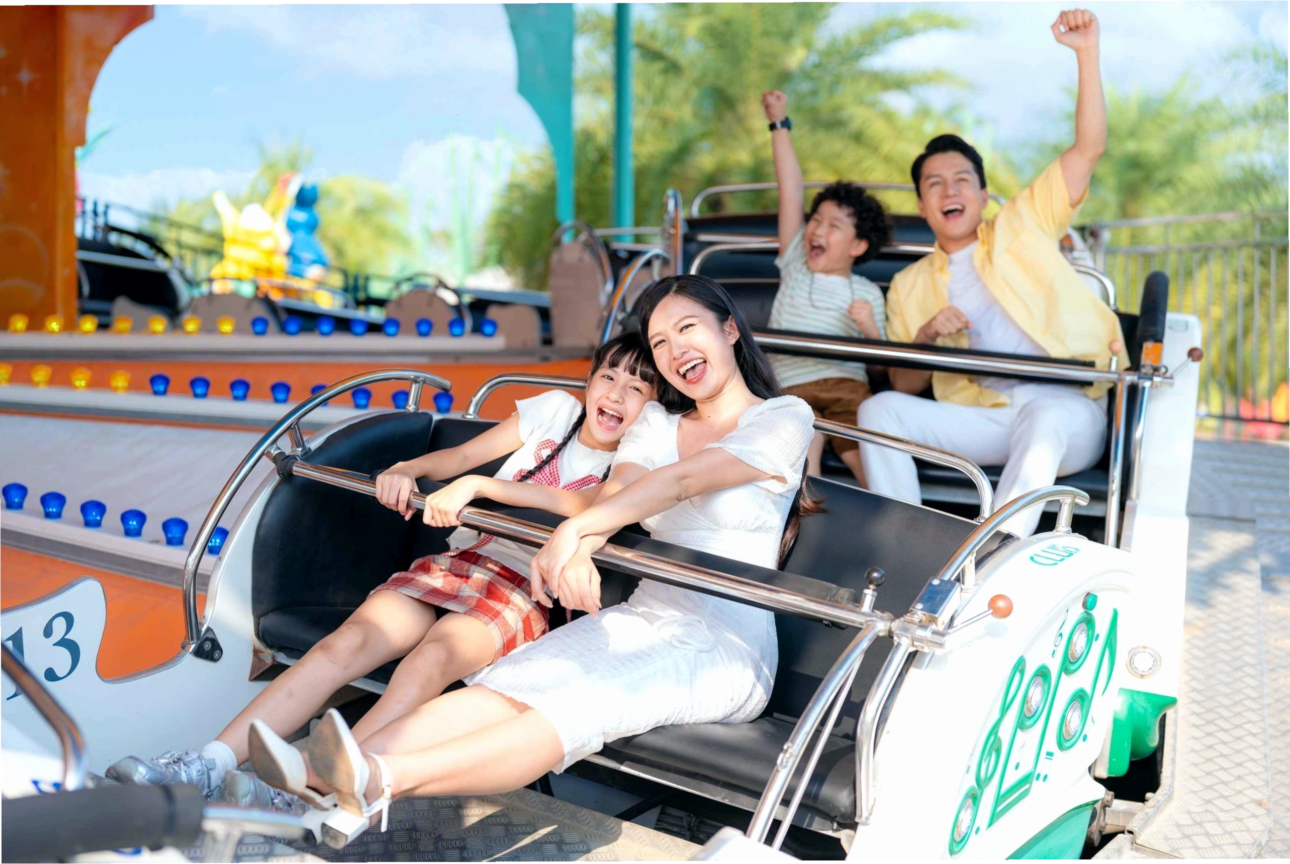 Người dân vui chơi tại Công viên Ánh Sáng
