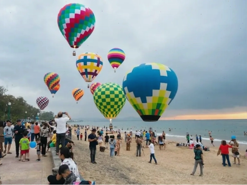 Người dân vui chơi thả diều tại bãi biển Đồi Dương