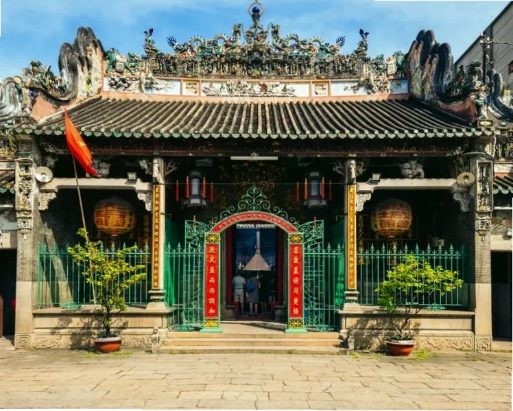 Người dân vui chơi và thư giãn tại Công viên Phú Lâm Quận 6