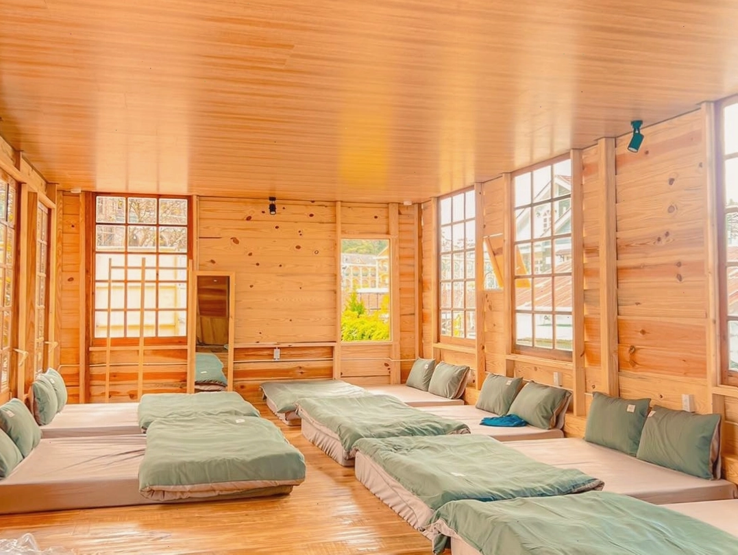 Nhà Bên Đồi Homestay với kiến trúc độc đáo và view rừng thông