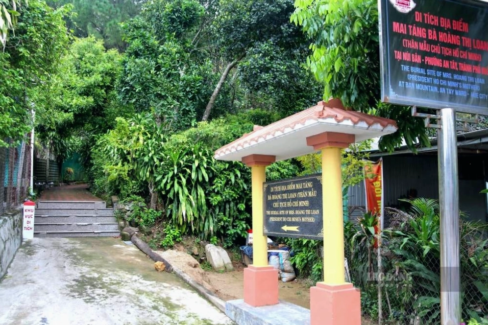 Nhà bia tưởng niệm bà Hoàng Thị Loan tại Núi Bân