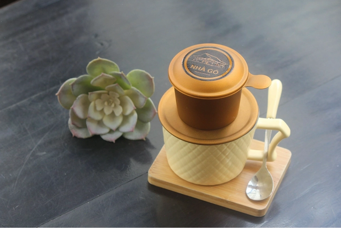 Nhà Gỗ Cafe, Wood House Coffee Cần Thơ với nội thất gỗ ấm cúng