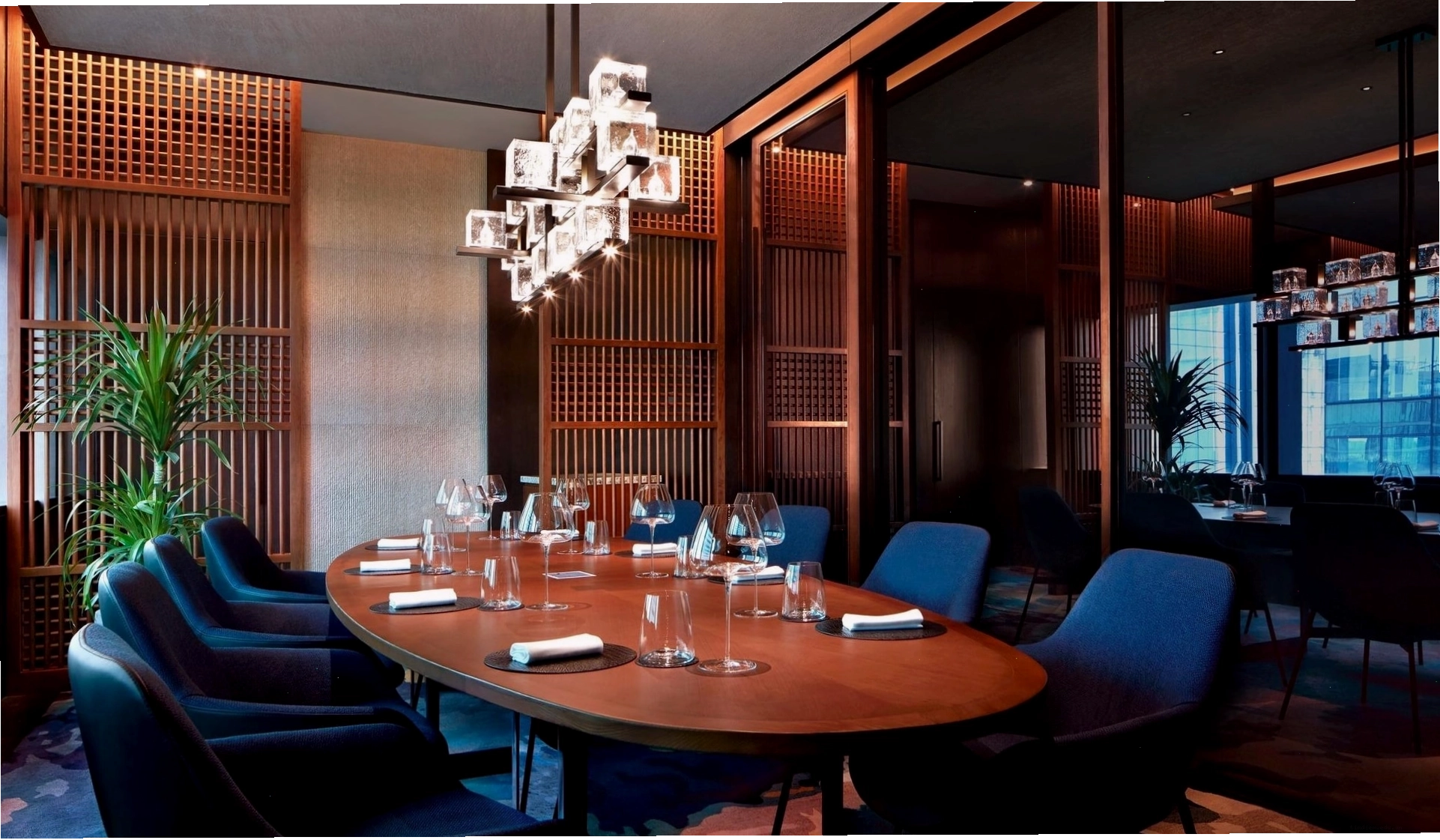 Nhà hàng AKUNA fine dining nhìn ra sông Sài Gòn