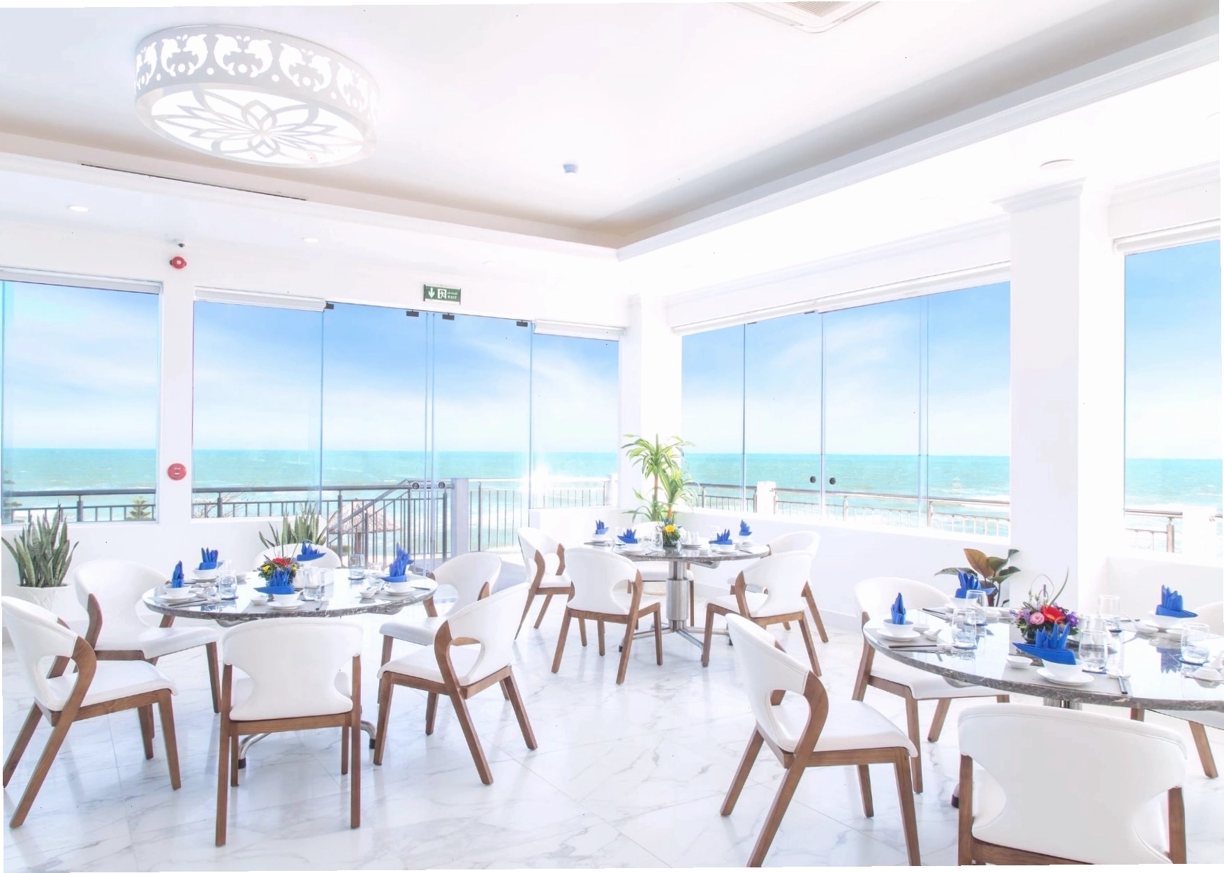 Nhà hàng Azzurri tại Carmelina Beach Resort với không gian sang trọng