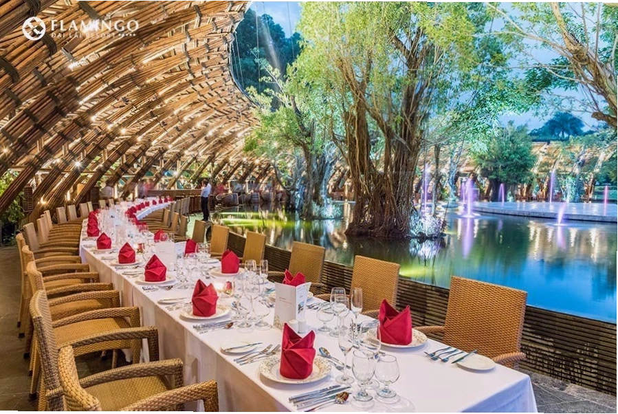 Nhà hàng Bamboo Wings tại Flamingo Đại Lải Resort với không gian ngoài trời và sân khấu