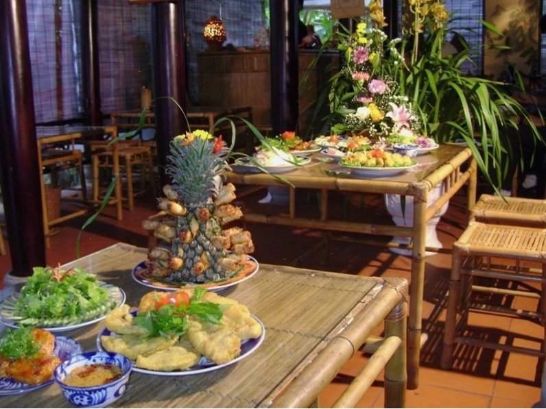 Nhà hàng Bánh Gánh với không gian mộc mạc và món ăn truyền thống