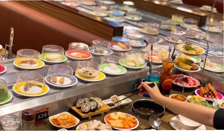 Nhà hàng buffet Kichi Kichi với băng chuyền phục vụ món ăn