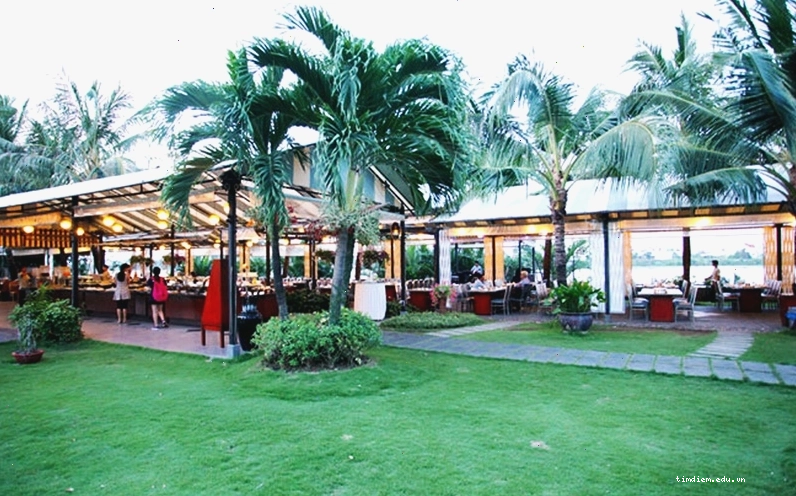 Nhà hàng Buffet Tân Cảng với không gian rộng rãi bên sông Sài Gòn