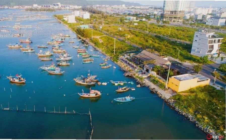Nhà hàng Chân Trời Góc Bể với view vịnh Thuận Phước lãng mạn